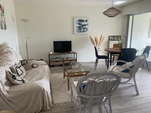 un salon avec un canapé, des chaises et une table dans l'établissement Carnac, à Carnac