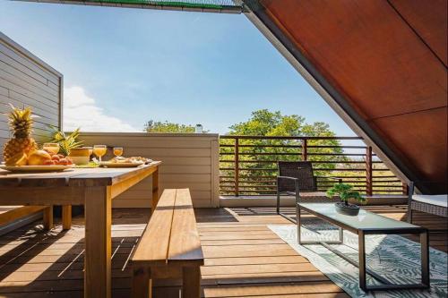 un patio con mesa y sillas en una terraza en Duplex Bonbon Coco en San Pedro