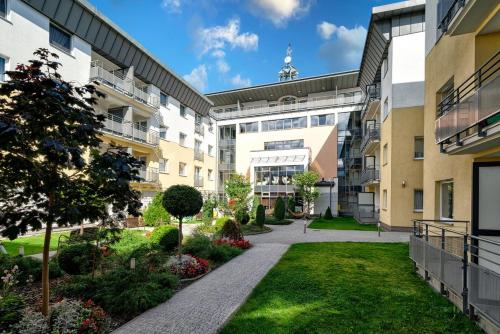 an empty courtyard of an apartment building at Najpiękniejszy Bezpośredni Widok na Bałtyk - Twój Apartament in Sarbinowo