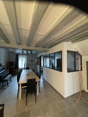 une salle à manger avec une table et des chaises dans l'établissement Gîte o prés de la Loire classé 3 étoiles, à Ousson-sur-Loire