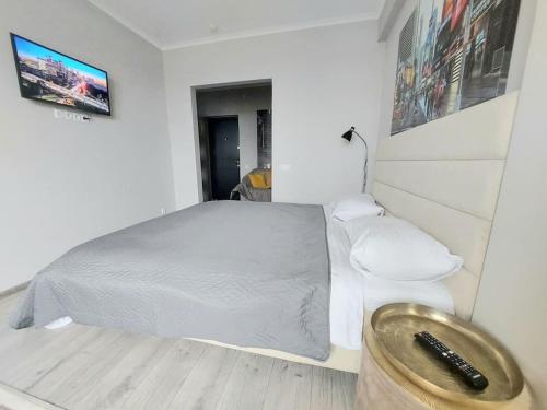 - une chambre avec un lit et un lavabo dans l'établissement Комфортная студия в новострое на Ботанике., à Chişinău