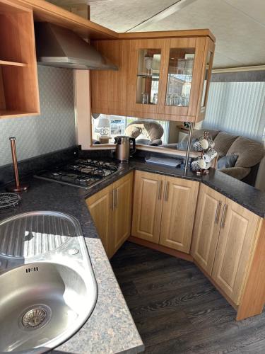 Nhà bếp/bếp nhỏ tại 6 berth Waterside Ingoldmells D1 SANTANAVAN 5