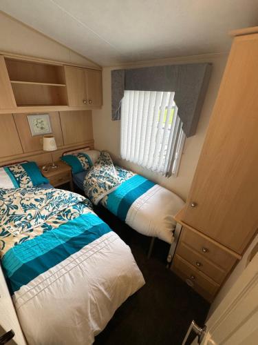 Giường trong phòng chung tại 6 berth Waterside Ingoldmells D1 SANTANAVAN 5