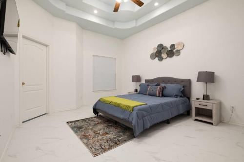 een witte slaapkamer met een bed en een tapijt bij Alton House in Alton