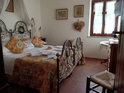 una camera con letto, tavolo e finestra di Bed And Breakfast Margherita a Gerano