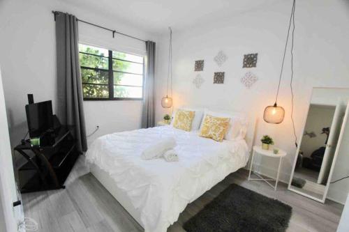 Postel nebo postele na pokoji v ubytování CHIC AND MODERN APARTMENT STEPS FROM THE BEACH