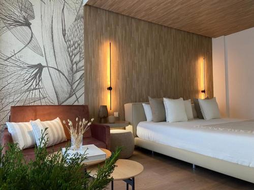 une chambre d'hôtel avec un lit et un canapé dans l'établissement VISEU EXECUTIVE Hotel, à Viseu
