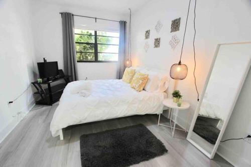 Postel nebo postele na pokoji v ubytování CHIC AND MODERN APARTMENT STEPS FROM THE BEACH