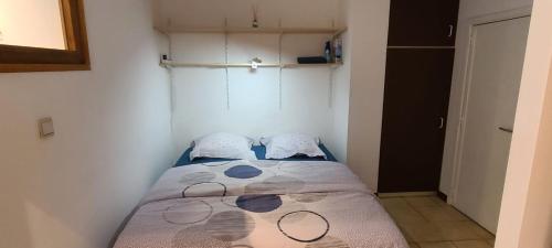 Postel nebo postele na pokoji v ubytování Chaleureux petit appart entre Namur et Andenne