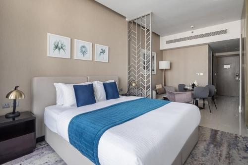 ein Schlafzimmer mit einem großen Bett mit einer blauen Decke in der Unterkunft Frank Porter - Prive A in Dubai