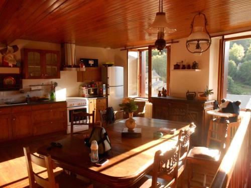 une cuisine avec une table en bois et une salle à manger dans l'établissement Maison à la montagne, à Sem
