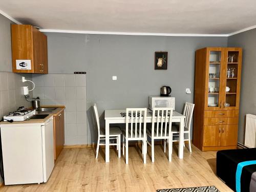 cocina con mesa y sillas en una habitación en Agrodębina, en Nowa Słupia