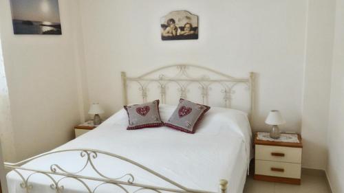 ポリニャーノ・ア・マーレにあるCasa Vacanze Stefyのベッドルーム1室(白いベッド1台、枕2つ付)