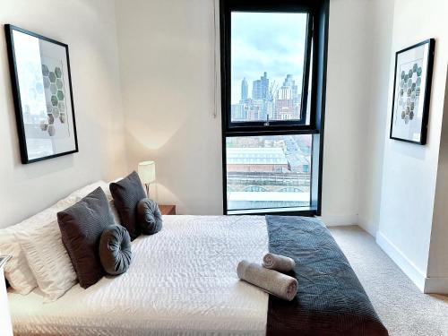 Llit o llits en una habitació de Battersea 3 Bedroom penthouse with private terrace
