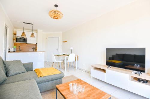 un salon avec un canapé et une table dans l'établissement Les Terrasses Borely - Bel appart 1 ch avec clim, à Marseille