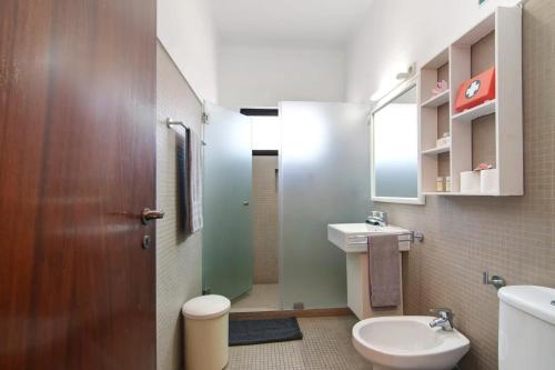 La petite salle de bains est pourvue de toilettes et d'un lavabo. dans l'établissement Casa Mila by Sunnyway, à Olhos de Água