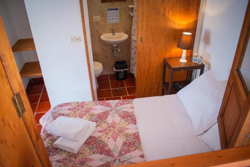 un piccolo bagno con letto e lavandino di alojamiento JAW a Villa de Leyva
