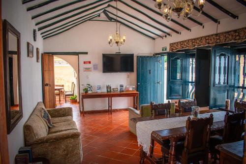 un soggiorno con divano e tavolo di alojamiento JAW a Villa de Leyva