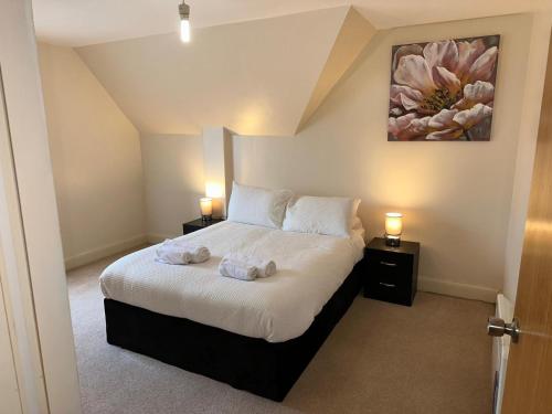 een slaapkamer met een bed met twee handdoeken erop bij Comfort Arena in Colchester