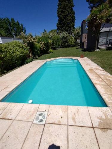 una piscina en un patio con en Casa moderna en Lujan de Cuyo 4Pax - by Inside en Mayor Drumond