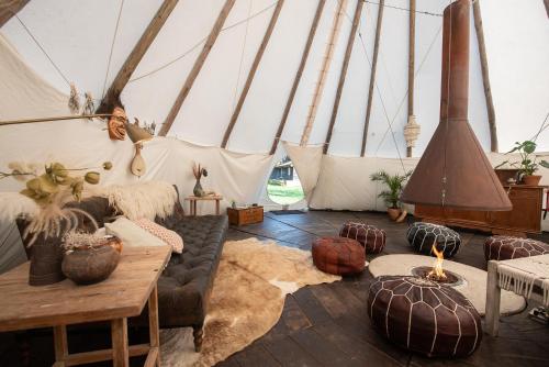 Gallery image of Slapen tussen de schapen in de Tante Tipi in Zennewijnen