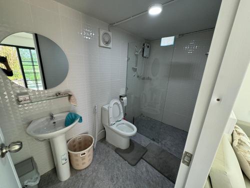 uma casa de banho com um WC, um lavatório e um chuveiro em „Mayuree“ - Homestay em Kranuan