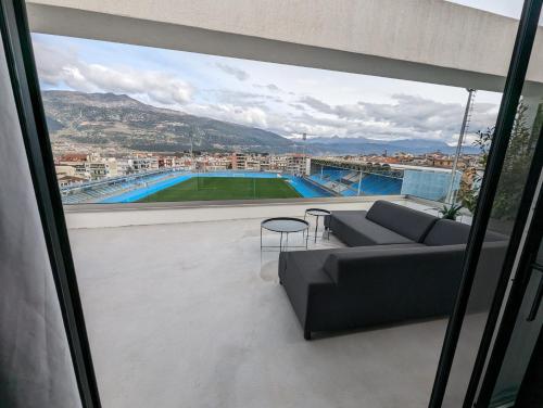 un soggiorno con divano e vista su uno stadio di No Stars - Luxury Hotel Apartments a Ioannina