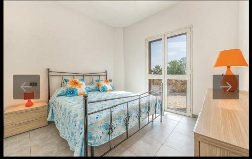 1 dormitorio con cama y ventana en Una finestra sul mare, en Maragani