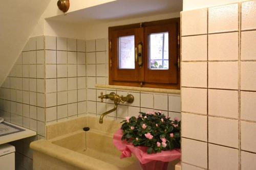 ein Badezimmer mit einer Badewanne mit Pflanze in der Unterkunft Casale Torre Madre in Assisi