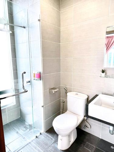 a bathroom with a toilet and a shower and a sink at KSL City Mall 6-20pax Private Lift-Netflix-SmartTV 70inch in Johor Bahru