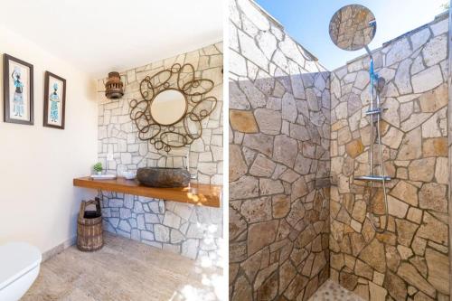 een badkamer met een stenen douche en een toilet bij Villa Stella Maris Luxury 4BR Pool Beach in Roda de Bará