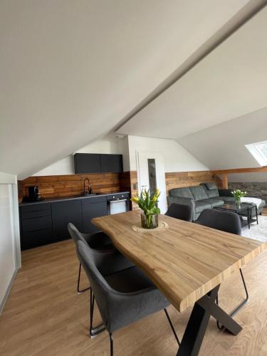 een keuken en eetkamer met een houten tafel en stoelen bij Mellie`s Ferienwohnung Willingen in Willingen