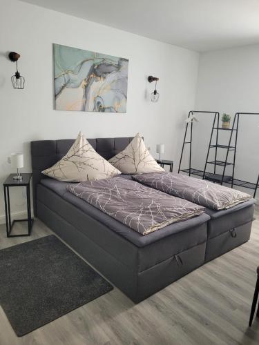 a large bed in a room with two lamps at Airbnb, moderne, ruhige und helle Doppelzimmer, nähe Magdeburg, A14 & A2 in Dahlenwarsleben