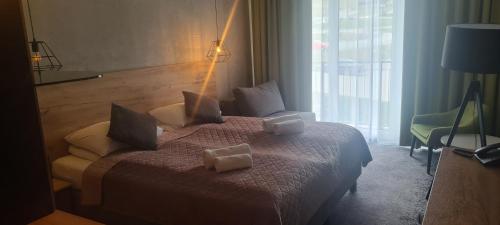 เตียงในห้องที่ Czarna Perła Apartamenty Czarna Góra 103