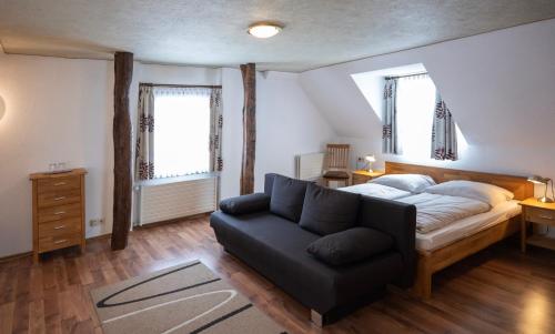 ein Wohnzimmer mit einem Bett und einem Sofa in der Unterkunft Hotel Royal in Monschau