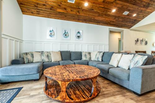 uma sala de estar com um sofá e uma mesa em The Periwinkle - 344 Audubon home em Dauphin Island