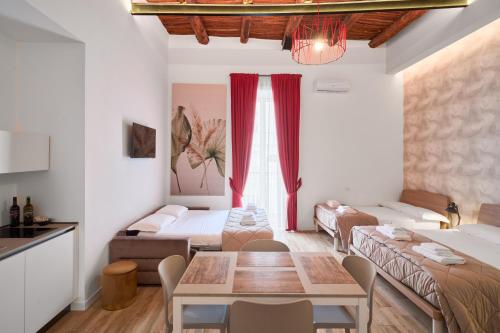 ein Wohnzimmer mit einem Tisch und einem Esszimmer in der Unterkunft Toto e Peppino luxury rooms in Neapel
