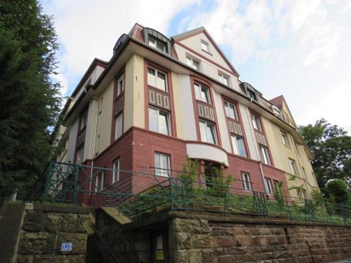 un grand bâtiment au-dessus d'un mur de briques dans l'établissement L8 Street - Kaiser-Friedrich-Straße 131 - Gesamtes Apartment, à Pforzheim