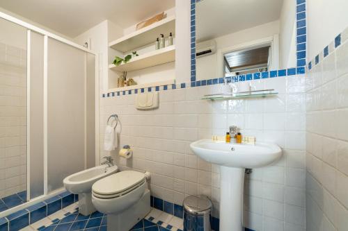 Bilik mandi di Via Cimabue 8b - Florence Charming Apartments - Metropolitan Loft in Florence - 20 minute walk to city center - excellent base for exploring - less than 5 minute walk to the supermarket - amazing bakery on the corner