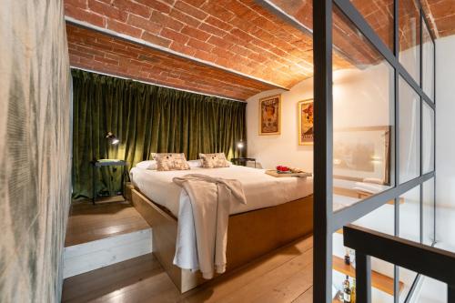 Via Cimabue 8b - Florence Charming Apartments - Metropolitan Loft in Florence - 20 minute walk to city center - excellent base for exploring - less than 5 minute walk to the supermarket - amazing bakery on the corner