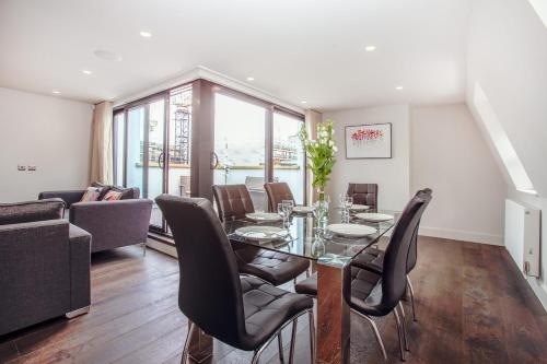- une salle à manger avec une table et des chaises dans l'établissement Penthouse with Private Terrace Soho - CityApartmentStay, à Londres