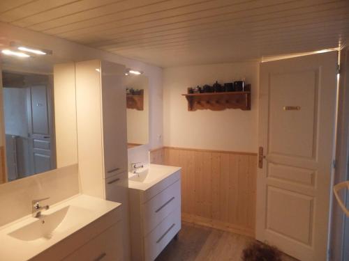 une salle de bain avec un lavabo et un miroir dans l'établissement Maison à la montagne, à Sem