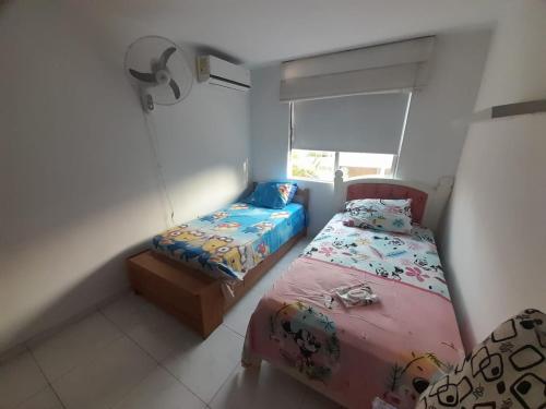 ネイバにあるAPARTAHOTEL PALMETTOの小さなベッドルーム(ベッド1台、小さな椅子付)