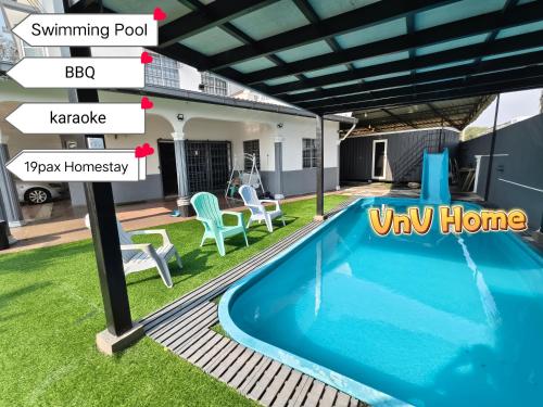 una piscina nel cortile di una casa di Melaka-Private Pool/19pax Vacation Home/BBQ a Paya Rumput