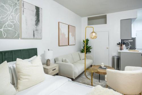 een witte woonkamer met een bank en een tafel bij 74-1A New Studio in Prime UWS - GYM In Building in New York
