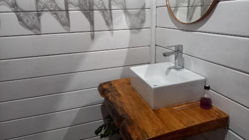un bagno con un lavandino bianco e uno specchio di SÍTIO ALTO DA COLINA a Nova Friburgo