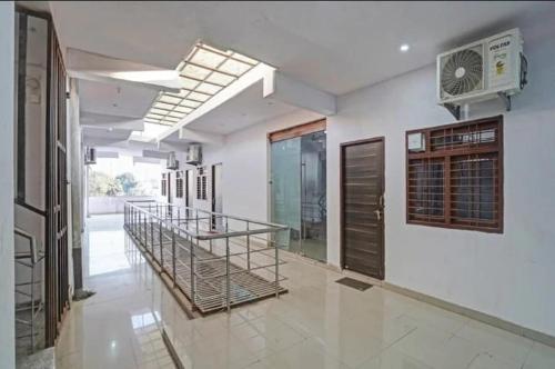 un corridoio vuoto con ventilatore in un edificio di Hotel The Grand Shiva a Noida