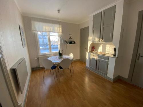 une cuisine avec une table et des chaises dans une pièce dans l'établissement Ullenehus, à Floby