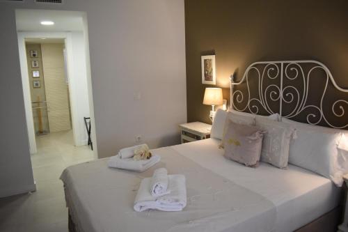 a bedroom with a bed with towels on it at Precioso piso en el centro de Almeria in Almería