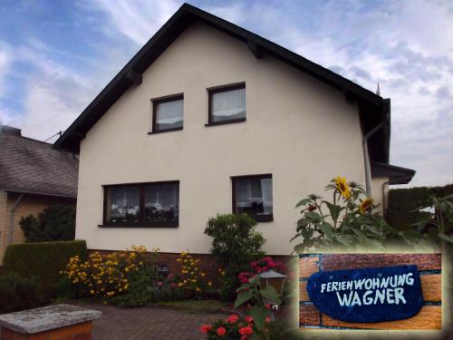 una casa blanca con un cartel delante en Ferienhaus, en Weiler